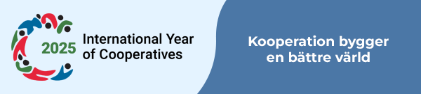Logotypen för Kooperationens år mot ljusblå bakgrund. I logotypen står texten International Year of Cooperatives. Bredvid står "Kooperationen bygger en bättre värld"