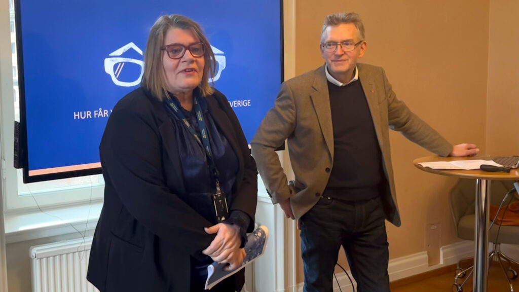 Två personer som håller föredrag