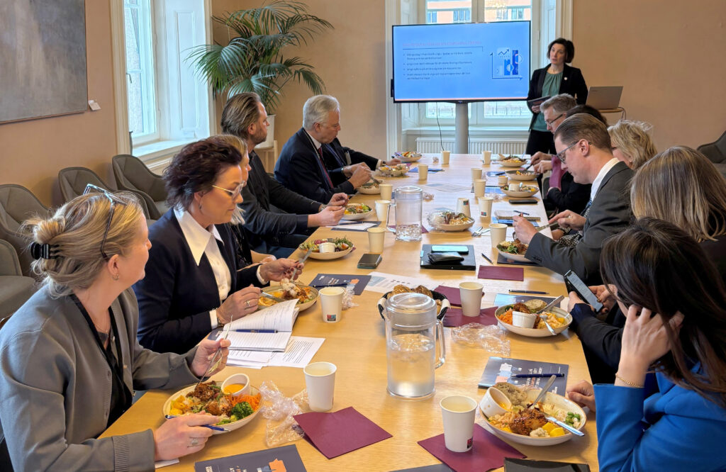 Tio personer på lunchseminarium